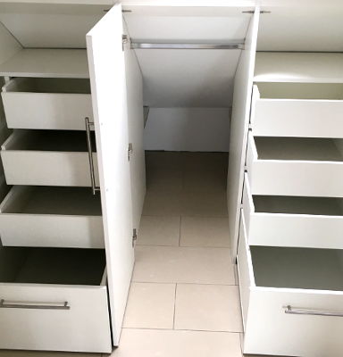 Wandschrank in der Dachschräge